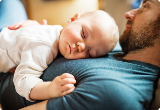 Bebé durmiendo siestita sobre padre